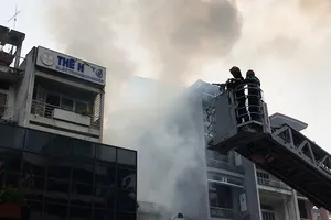 Quận 3: Cháy nơi mua sắm cho thú cưng, phong tỏa nhiều đường