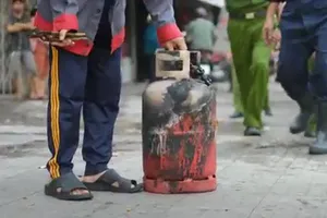 Xe tải chở bình gas bốc cháy dữ dội trên đường 3/2