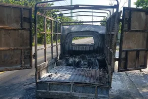  Tài xế cố lái xe chở cồn cháy dữ dội đi tìm nước để dập lửa