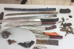 Bình Thạnh: Dân đem súng, đạn… tới đổi mì gói, dầu ăn