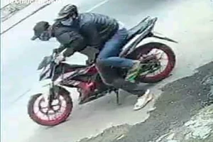 2 thanh niên xịt hơi cay cướp tiệm vàng ở Bình Chánh