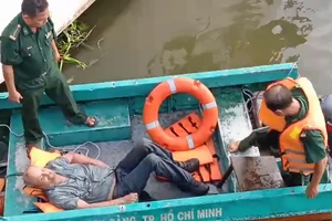 Cứu sống giảng viên người Mỹ nhảy sông tìm tài sản bị cướp