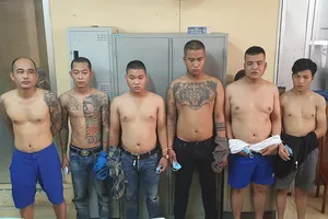 Nhóm cho vay lãi nặng có cả súng, áo giáp