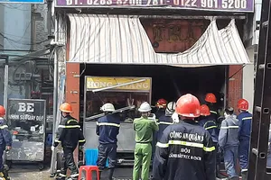 Quán cơm gà cháy dữ dội sau tiếng nổ lớn ở trung tâm quận 1