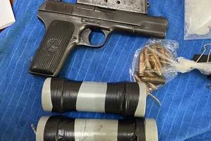 Băng buôn ma túy thủ súng, chế tạo quả nổ để chống trả công an