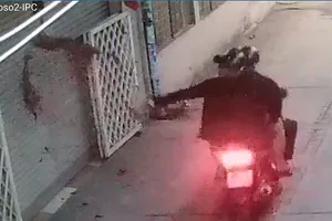 Bình Chánh: Vợ chồng giáo viên khốn khổ vì bị tạt sơn, đòi nợ