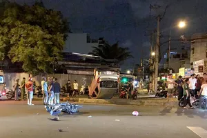 Ô tô lật ngửa sau tai nạn làm 3 người thương vong ở Tân Phú