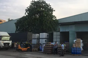 Cảnh sát đột kích kho hàng nghi nhập lậu ở quận 12