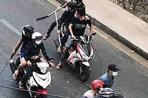 Mâu thuẫn trên mạng, học sinh chém lộn như phim