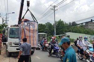 2 cuộn đồng gần 4 tấn rơi vào dòng xe ở Hóc Môn