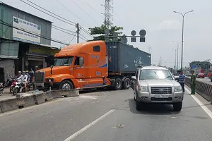 7 người hoảng sợ trong ô tô bị container tông trên quốc lộ