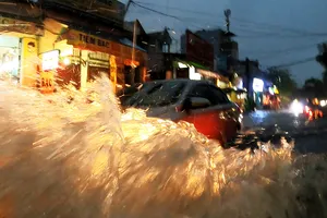 Nhiều tuyến đường vùng ven thành sông sau cơn mưa chiều