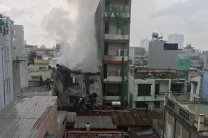 Xưởng giày ở quận 4 cháy lớn dưới trời mưa