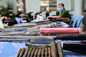 Người dân quận Bình Thạnh nộp súng đạn, mã tấu lấy quà