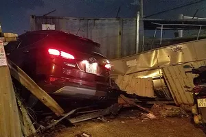 Ô tô 7 chỗ tông nhiều xe, húc sập hàng rào ở Bình Tân