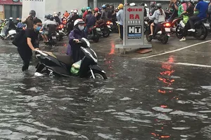 'Rốn ngập' Nguyễn Hữu Cảnh thành biển nước trong mưa lớn