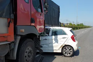 Tài xế người nước ngoài ‘tái mặt’ sau tai nạn liên hoàn 