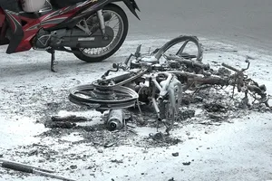 Cướp giật ở quận 3, bị truy đuổi đến quận 1 thì cháy xe