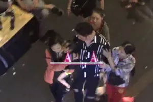 Công an tạm giữ nhiều người trong băng móc túi ở phố Tây