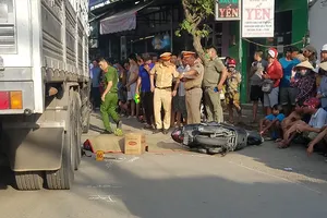 Bình Tân: 2 người đi xe máy bị xe tải cán tử vong