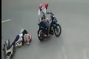 Bị cướp giật iPhone, mẹ chở con gái té xuống đường 