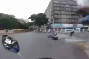 Clip hình sự đặc nhiệm truy đuổi cướp giật như phim trên đường