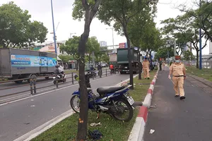 Xe chở rác cán chết người trên đường Võ Văn Kiệt