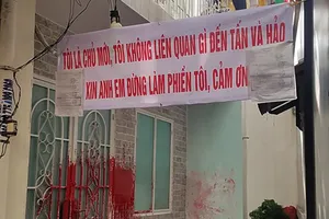 Căng băng rôn 'không liên quan nợ nần' vẫn bị tạt sơn 