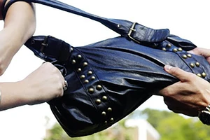 Bị giật chiếc ví tay chứa tài sản khoảng 1,4 tỉ đồng ở quận 1