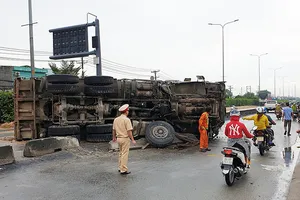 Xe ben chở đất lật ngang quốc lộ, hàng ngàn ô tô kẹt cứng 