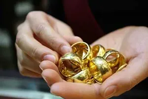 Trộm giấy cầm vàng mang ra tiệm bán thì gặp nạn nhân