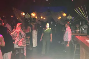 Cảnh sát đột kích nhà hàng ở quận 1, dân chơi nháo nhào