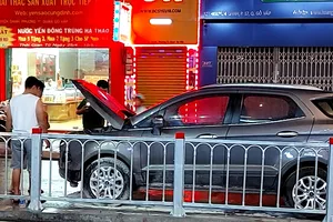 Người dân dập lửa cứu xe bị cháy ở Gò Vấp