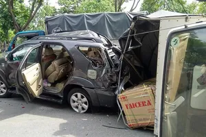 Xe tải lật trên đường Mai Chí Thọ va liên tiếp nhiều ô tô khác
