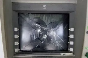 Nhậu say, vác búa đập nát cây ATM để 'đòi thẻ, đòi tiền'