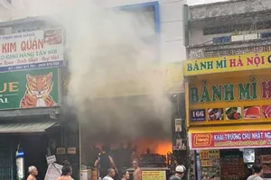 Cháy quán cơm văn phòng ở trung tâm TP.HCM, 7 người mắc kẹt