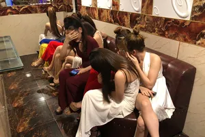 Cảnh sát 'đột kích' karaoke, đưa hàng trăm dân chơi về phường