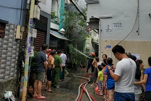 Tân Bình: Cháy nhà, 4 xe máy bị thiêu rụi