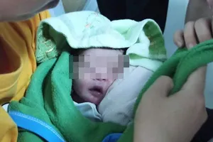 Bé trai còn nguyên dây rốn bị bỏ rơi ở ghế đá