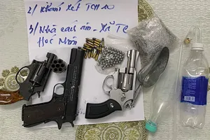 Bắt nhóm bán ma túy thủ 6 khẩu súng 