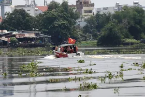 Thanh niên để lại dép, ba lô rồi nhảy cầu Bình Triệu 