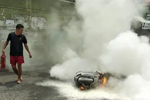 Xe máy đang chạy bốc cháy, người dân hô hoán dập lửa