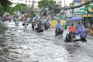 TP.HCM mưa lớn, đường lại biến thành sông