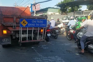 Xe máy lao thẳng vào đuôi xe gom đất cát, 1 người chết