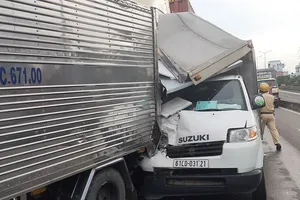 6 ô tô tông liên hoàn ở cầu vượt Tân Thới Hiệp gây kẹt xe