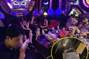 Hàng chục dân chơi phê ma túy trong karaoke Hollywood