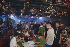 Dân chơi nháo nhào trong quán bar ở quận 1 khi thấy công an