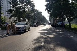  Bị xe container tông, 7 người đi đám cưới la hét trong taxi