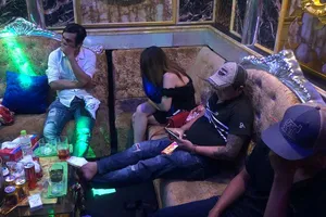 Công an kiểm tra quán bar, phát hiện người bị truy nã