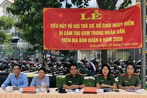Công an quận 6 tiêu hủy lô hung khí, đồ chơi bị cấm